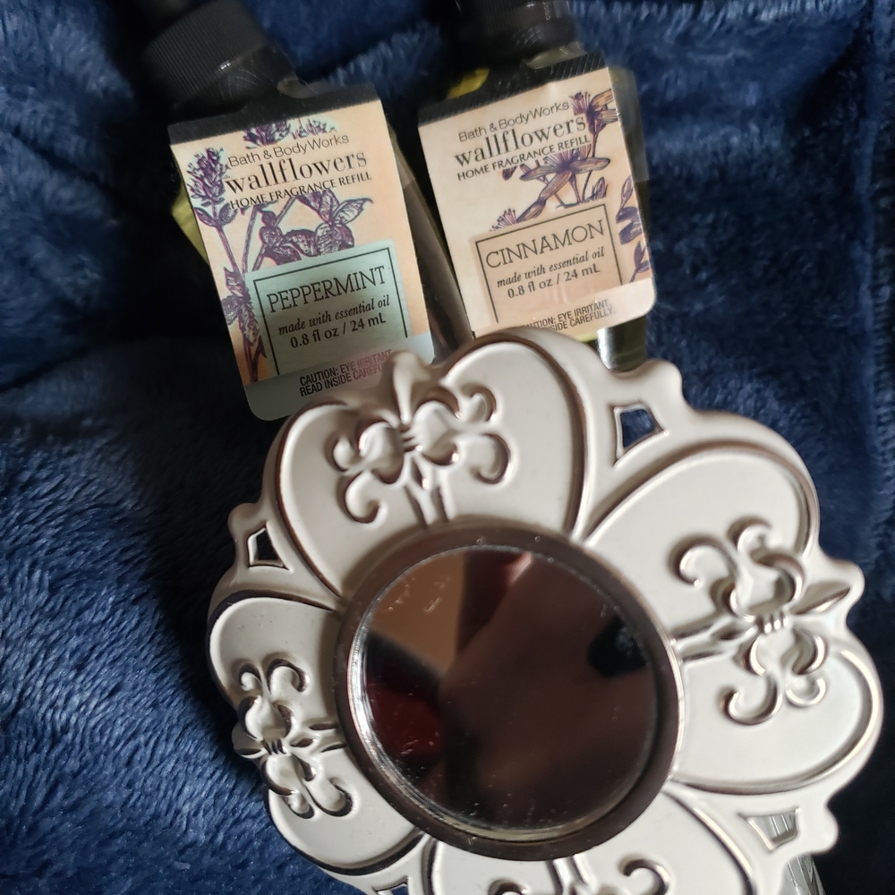 Bath & Body Works Peppermint & Cinnamon Wallflowers Refill Set - With WALLFLOWER